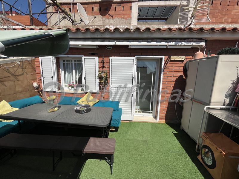Foto 620c5993-11da-4637-8777-3338b64917fe. Casa adossada amb calefacció aparcament a Llefià Badalona