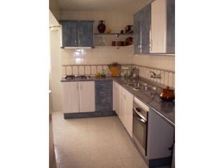 Appartement à Cabra. Superf. 90 m²,  3 habitaciones (2 dobles,  1 individual),  1 bañ