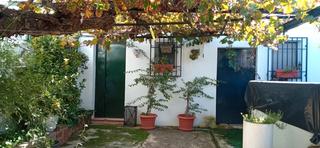 Xalet a Cabra. Parcela de olivar con vivienda cuenta con escrituras
