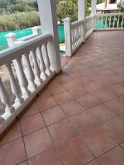 Chalet à Cabra. Parcela con chalet y piscina