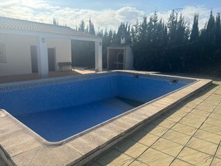 Fondo rustico in Cabra. Parcela con casa y piscina