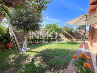 Casa in El Dorado Platja. Casa seminueva en la llosa, amueblada, con garaje y jardín priva