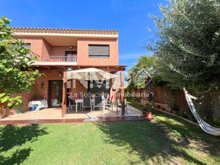 Haus in El Dorado Platja. Casa seminueva en la llosa, amueblada, con garaje y jardín priva