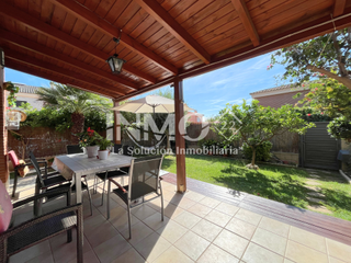 Casa a El Dorado Platja. Casa seminueva en la llosa, amueblada, con garaje y jardín priva