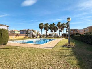 Casa a Platja de Mont-roig. Casa adosada con piscina comunitaria