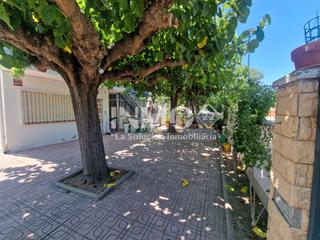 Apartament  Carrer de les dàlies. Apartamento con jardín privado en la llosa a 400m del mar