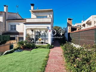Casa aparellada  Carrer grimpola. Pareado a 400m del mar, reformado y con jardín privado y barbaco