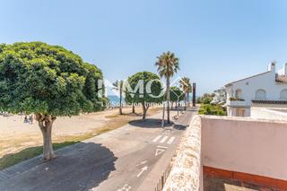 House  Carrer erida. Casa individual en primera linea de mar con jardin garaje y vist