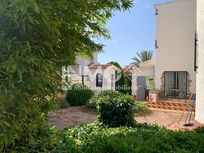 Foto a333c95b-d1ab-4a93-953b-f20d5cedf575. Casa amb xemeneia aparcament a Platja de Mont-roig Mont-roig del Camp
