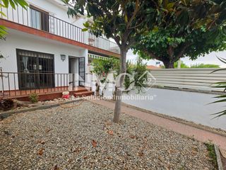 Casa adossada  Carrer de les orqu�dies. Casa adosada en la llosa a unos 400m del mar y a unos cinco minu