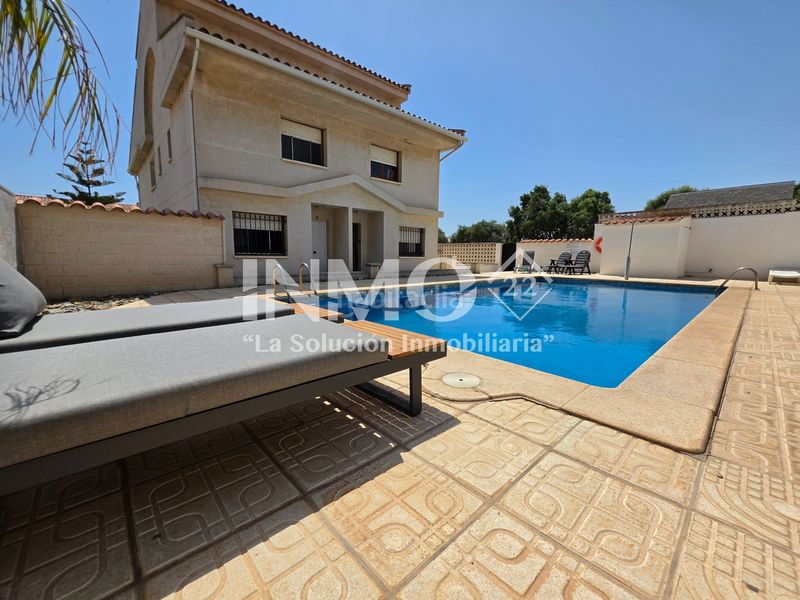 Foto 7ad9f8aa-aff4-4ed8-af1d-948c23396227. Casa aparellada amb calefacció aparcament piscina a Cambrils