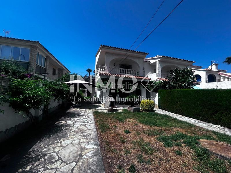 Foto 9d323169-8716-4f03-ab1a-bf8ba14a34c4. Casa adossada amb xemeneia aparcament a mar Cambrils Cambrils