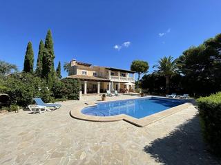Casa in Carrer rossini 23b. Chalet de lujo con jardín de ensueño y piscina
