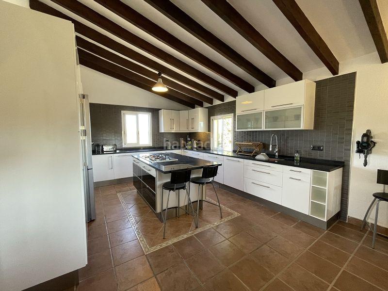 Foto d784dd92-b64a-4720-990c-f16c7a17b8da. Masia amb calefacció piscina a Llucmajor interior Llucmajor