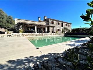 Masia a Algaida. Chalet construido con materiales de alta calidad y con vistas de