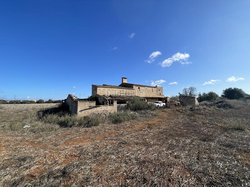 Foto 340c6a43-77bc-4579-bc69-19c566380055. Masia amb aparcament a Campos