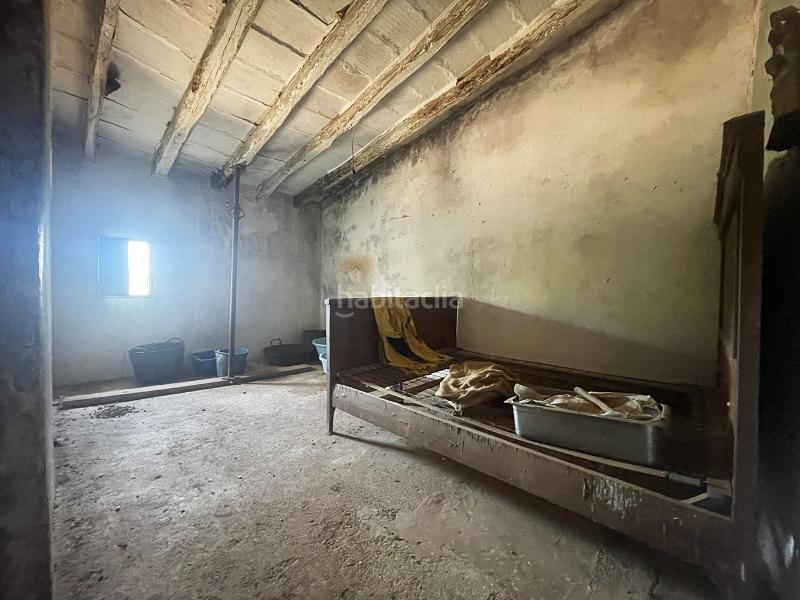 Foto a4d13c5b-a99b-40fd-934f-eac87e4cdce0. Masia amb xemeneia aparcament a Porreres