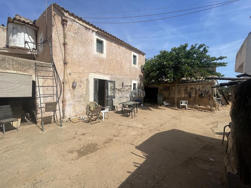 Foto b114fd3f-43ec-41fb-a0d9-4aaa3224e3f2. Masia amb xemeneia aparcament a Porreres