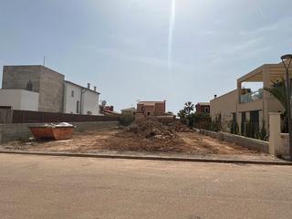 Terreno residencial en Campos. Solar con licencia de ejecución para vivienda con piscina