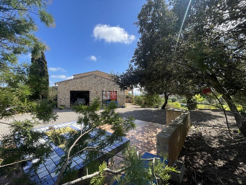 Foto a19b6764-e8a8-4e54-b6c7-83498e83a289. Chalet with fireplace heating parking pool in Porreres