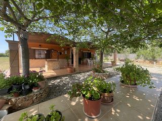 Chalet en N/a. Chalet en buen estado, cerca de llucmajor, completamente legaliz