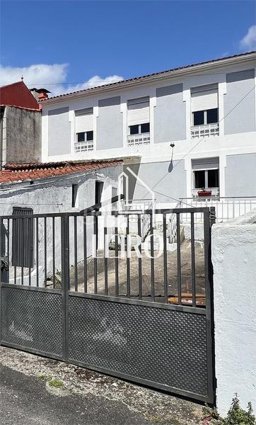 Foto e6ce9703-0600-40d7-90b0-8902bad34a8f. Casa  a reformar con jardín y garaje - en O Carril Vilagarcía de Arousa