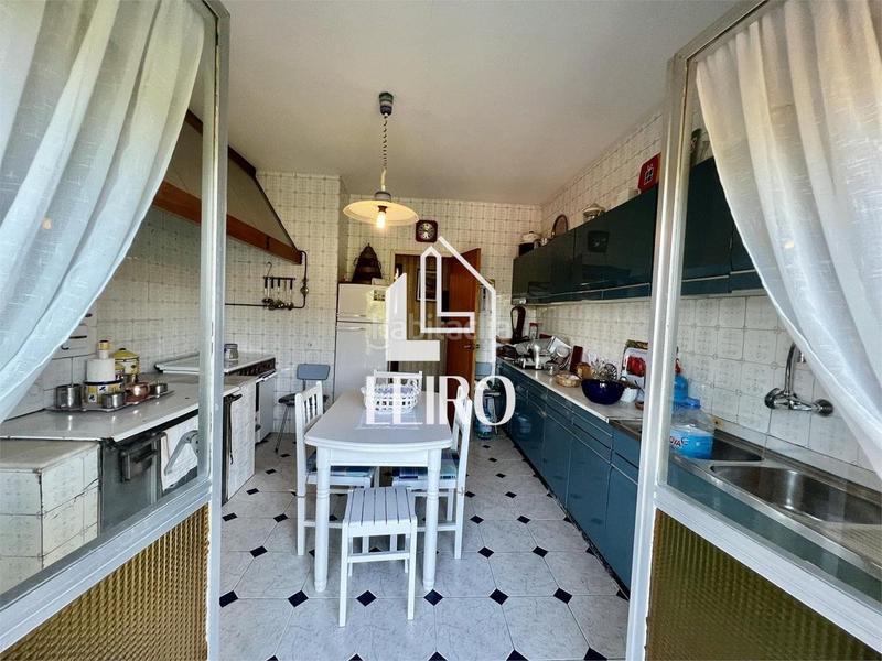 Foto cecd4b2b-727f-4458-8e5d-c2c1f4f70de3. Edifici a Cuntis