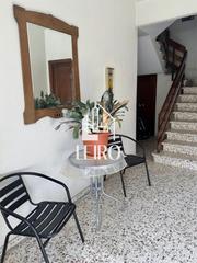Casa adossada a Vilagarcía. Casa céntrica con garaje y terraza