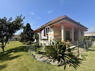 Xalet a Vilagarcía. Chalet de piedra natural  con  piscina , terreno, en una zona tr