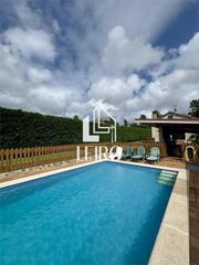Haus in Vilanova de Arousa. Casa con terreno y piscina