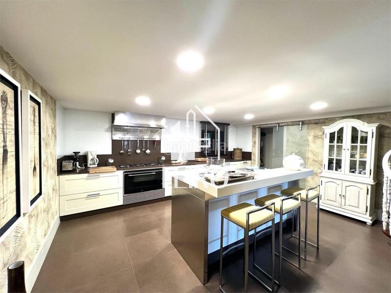 Foto 42f5d226-70e8-4fd0-8461-9796d886e6e0. Chalet con camino riscaldamento parcheggio piscina in Cambados