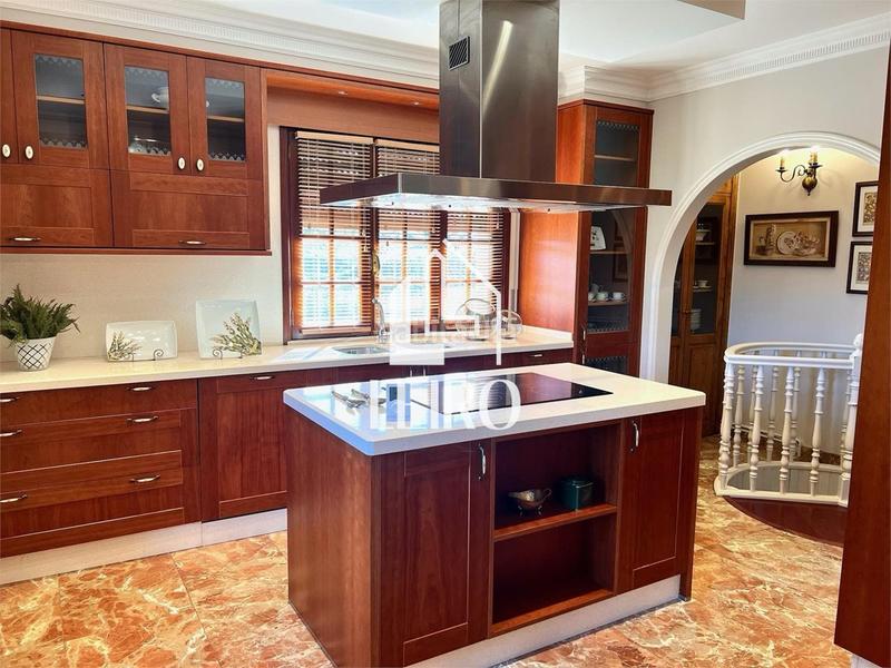 Foto e13543b9-7863-483c-b9a1-c6bd6c107a48. Chalet con camino riscaldamento parcheggio piscina in Cambados