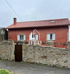 Casa en Catoira. Casa de pueblo restaurada con jardín en catoira