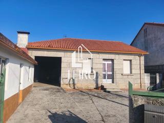 Masia a Vilanova de Arousa. Casa de piedra en planta baja con terreno
