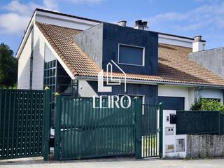 Chalet à Cornazo. Chalet pareado en urbanización con jardin