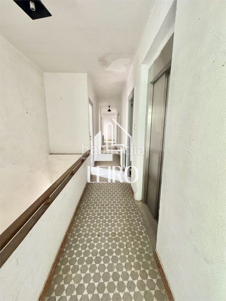 Foto ea456fb7-f649-4897-b461-94c6d3b1571b. Edificio con piscina in Catoira