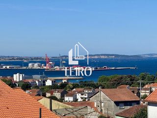Casa a Vilagarcía. Casa semireformada con terreno y vistas al mar
