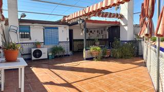 Casa adossada a Ciudad Jardín - Zoco. Casa adosada de 3 plantas junto al zoco y amplio garaje privado