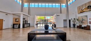 Location Appartement en Avenida del decano 1. Apartamento con piscina y garaje 2 linea playa