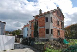 Haus in Lalín. Chalet pareado con estructura terminada y parcela de 372 m