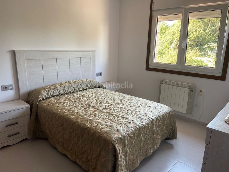 Foto a240ccd6-b289-439f-bda1-96377a788ee6. Edificio  completo en Lalín