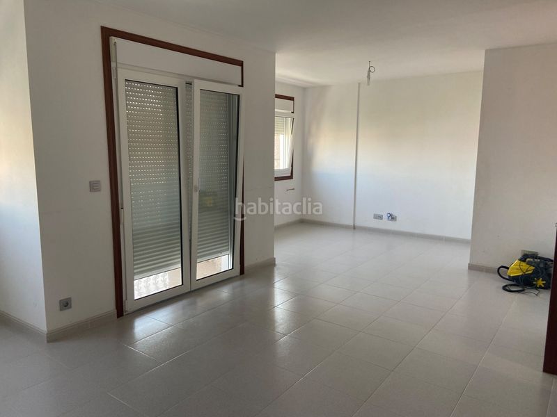 Foto dce1b506-a427-43fb-b309-573b2e58aa8d. Edificio  completo en Lalín