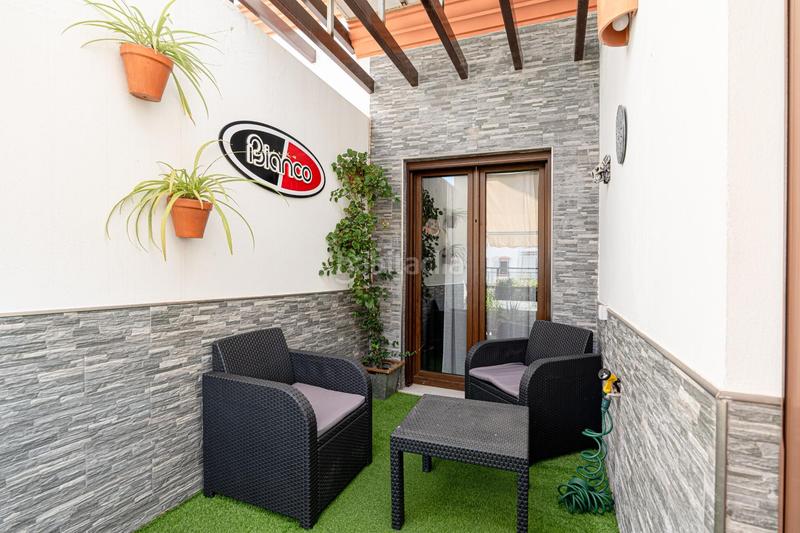 Foto 8f567e6a-ea9d-4a27-bf3f-0d0039d57761. Semi detached house with parking pool in Moguer