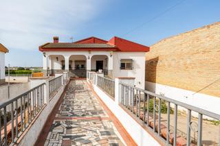 Chalet  Villarrasa de. Chalet con dos plantas independientes