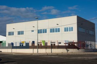 Capannone industriale in La Vega-Marenyet. Venta nave - edificio en esquina uso industrial y mixto