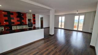 Casa a Ador. Chalet de 180m2 con comercio en ador.