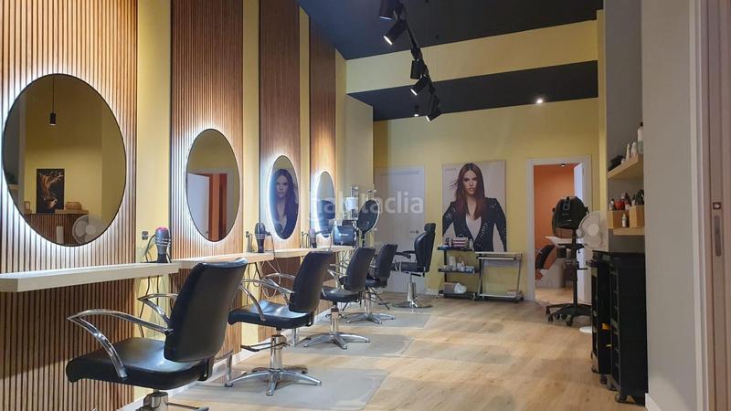Foto 18774ffc-f21d-4578-bf29-625b40961912. Alquiler local comercial traspaso mucho más que una peluquería en Burjassot