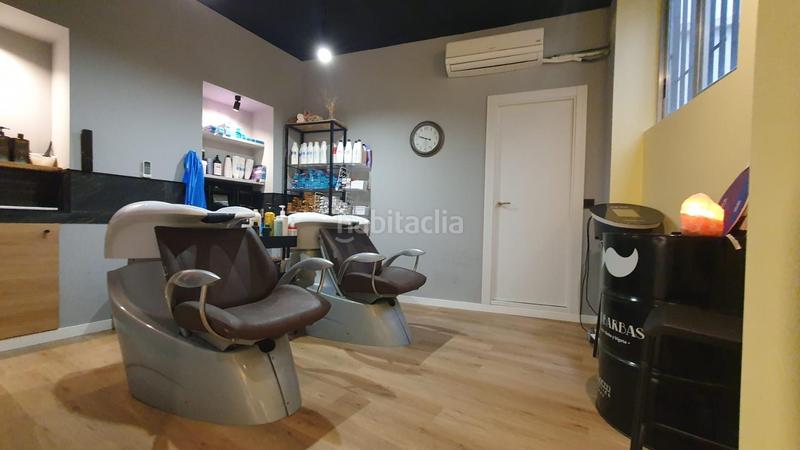 Foto b553b1d0-5b44-46b5-bbef-558fa478b12a. Alquiler local comercial traspaso mucho más que una peluquería en Burjassot