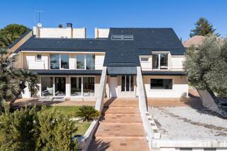 Chalet en El Bosque. Chalet de arquitectura moderna en el bosque