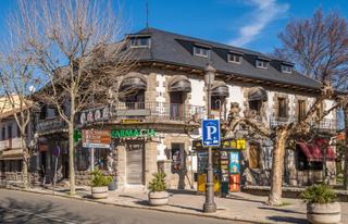 Business premise in Guadarrama. Local en una casa de piedra